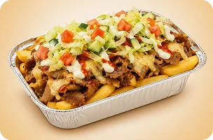 Een Nederlandse kapsalon geserveerd in een aluminium schaal met gouden frietjes, gesneden döner vlees, gesmolten kaas, verse salade en romige knoflook- en rode sauzen.
